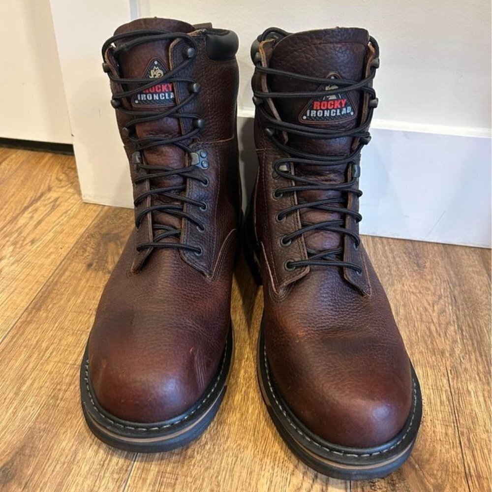 Mens leather boots. Size 14 wide. New condition. Slip/oil resistant.